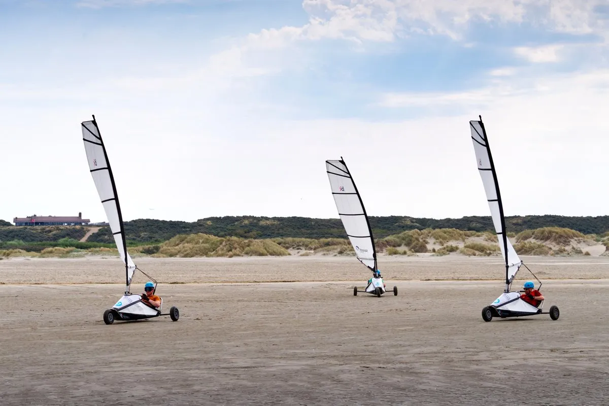 Drei Strandsegler an einem Strand der Opalküste