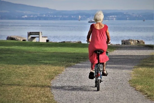 Eine Radfahrerin auf dem Pfad von Kap Blanc-Nez, das Meer darunter