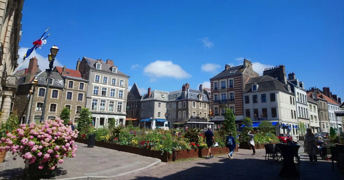 Der Altstadtplatz von Boulogne-sur-Mer, seine Fassaden und Blumen