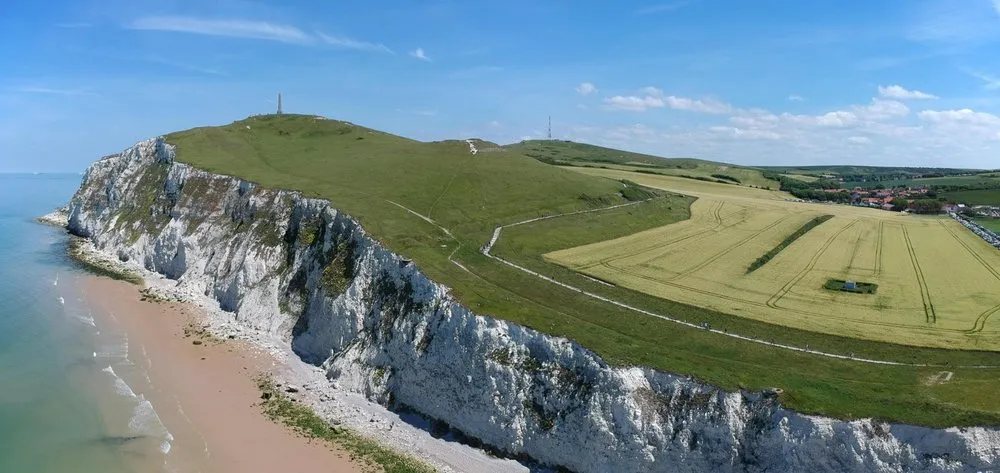 De Cap Blanc-Nez vanuit de lucht, witte krijtrots en weilanden
