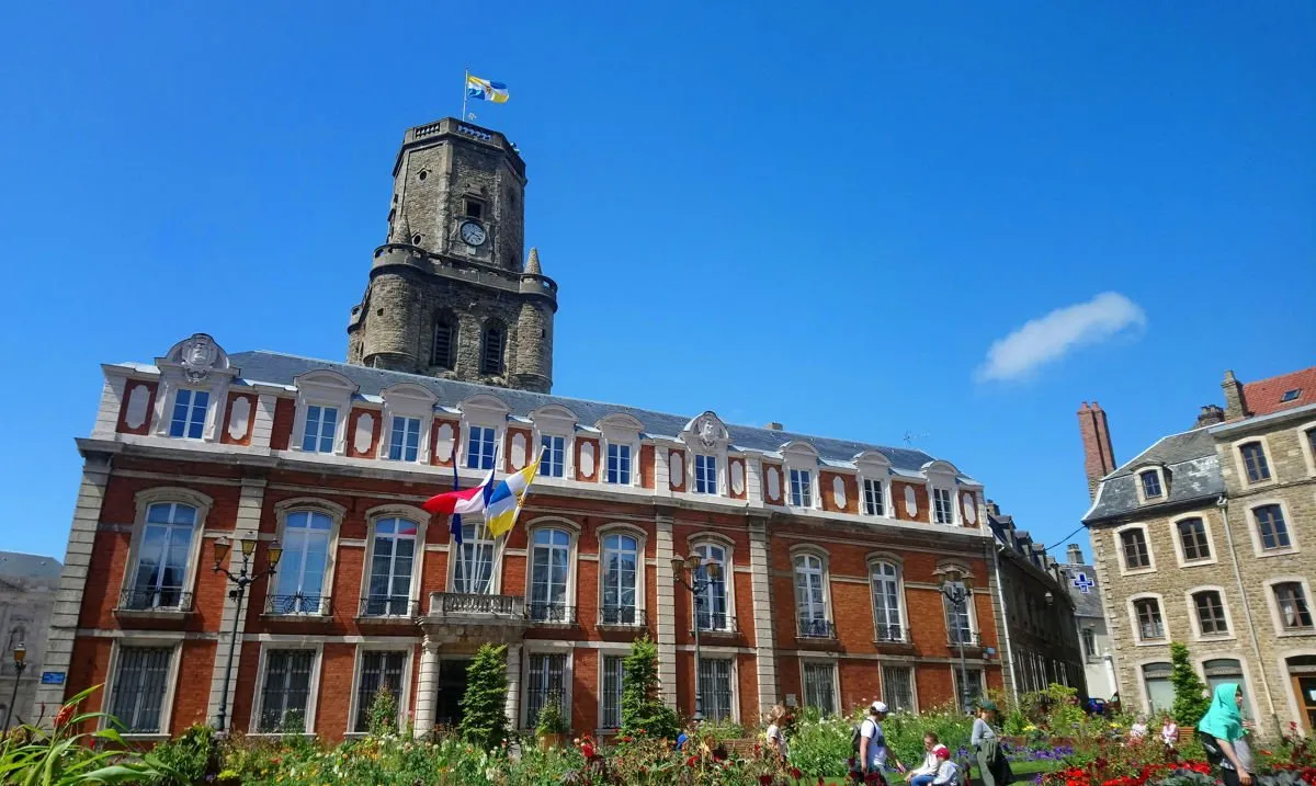 Der Platz der Altstadt von Boulogne-sur-Mer mit seinen Fassaden und Blumen