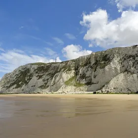 Die Kreidefelsen von Kap Blanc-Nez, vom Strand aus bei Ebbe gesehen