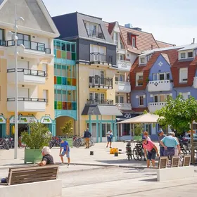 Een plein in het centrum van Le Touquet, kleurrijke gevels en terrassen in de zon