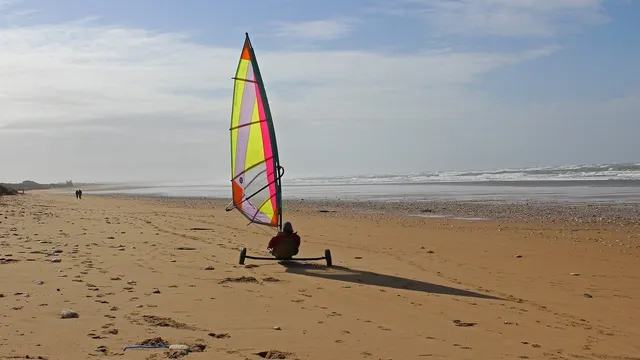 Un char à voile sur la plage