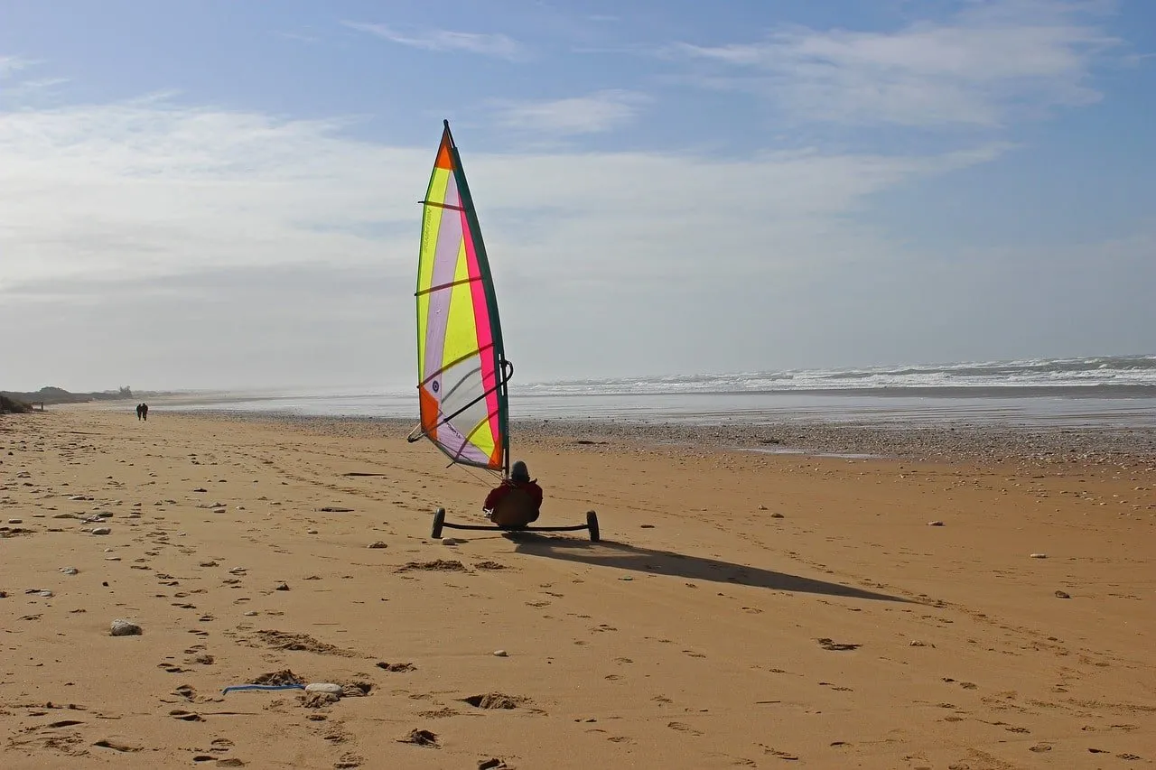 Een strandzeiler in volle vaart op het strand van Wissant