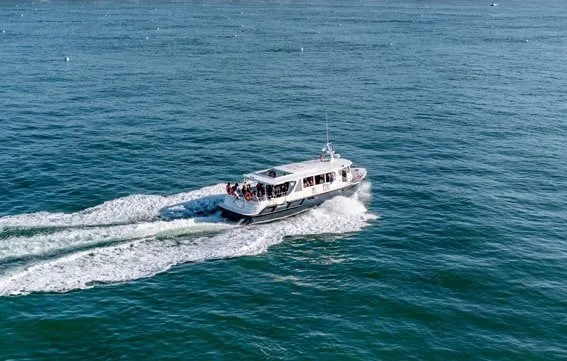 Een rondvaartboot in de baai van de Canche