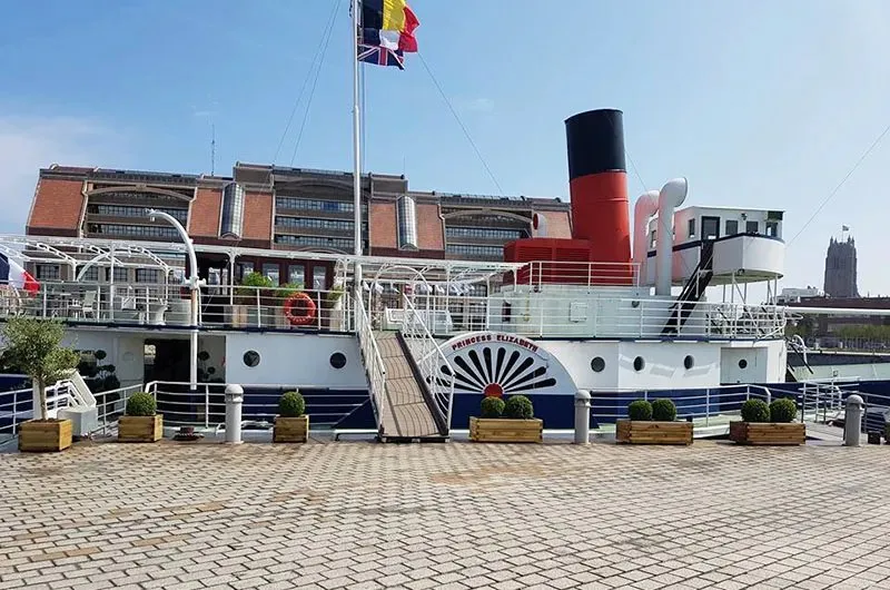 De driemaster Princesse Elizabeth afgemeerd in Duinkerke