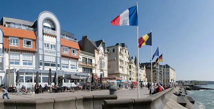 Die Terrasse eines Restaurants an der Strandpromenade von Wimereux