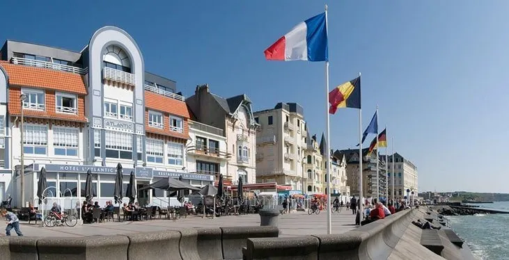 Die Terrasse eines Restaurants an der Strandpromenade von Wimereux