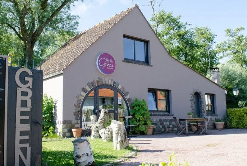 De gevel van een bistro in het centrum van Wissant