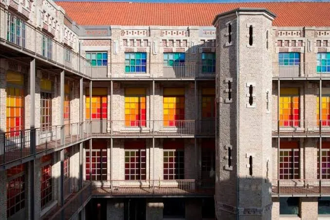 Die farbigen Glasfenster der Cité de la Dentelle et de la Mode in Calais