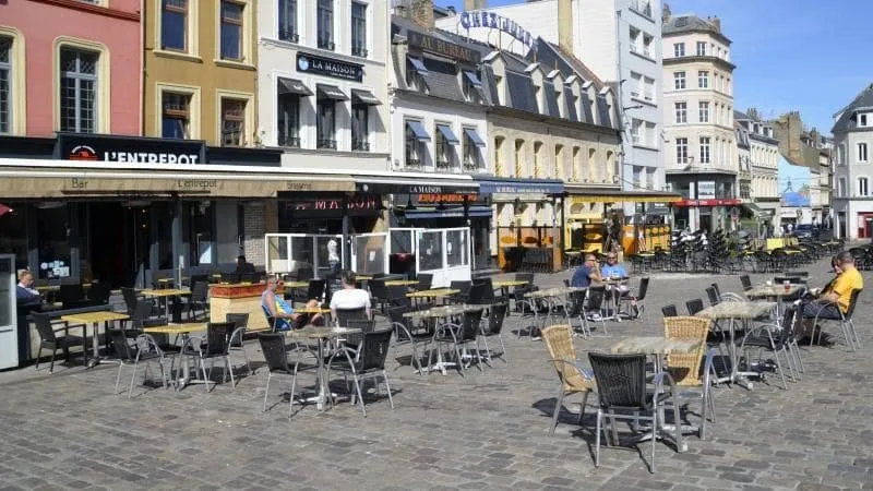 De terrassen van restaurants aan de kades van Boulogne-sur-Mer