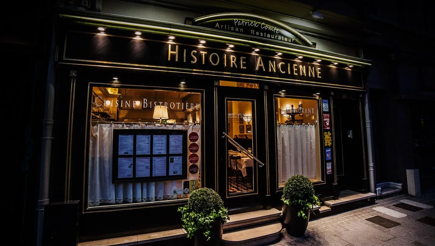 De gevel van een restaurant in het centrum van Calais