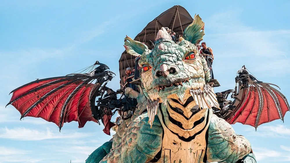 Der Dragon von Calais aus der Nähe, mit ausgebreiteten Flügeln