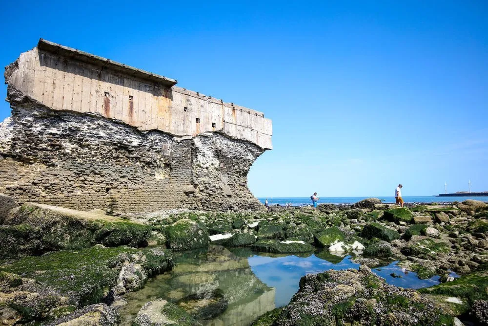 Das Fort de l'Heurt auf seinem Felsen, bei Ebbe