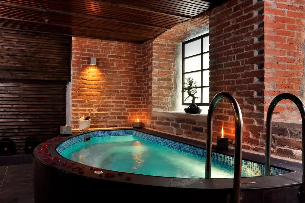 Le bassin d’un spa, sous une voûte de brique