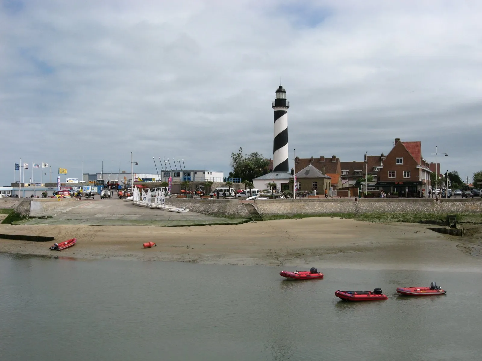De vuurtoren van Petit-Fort-Philippe en de zeilschool, bij laagwater