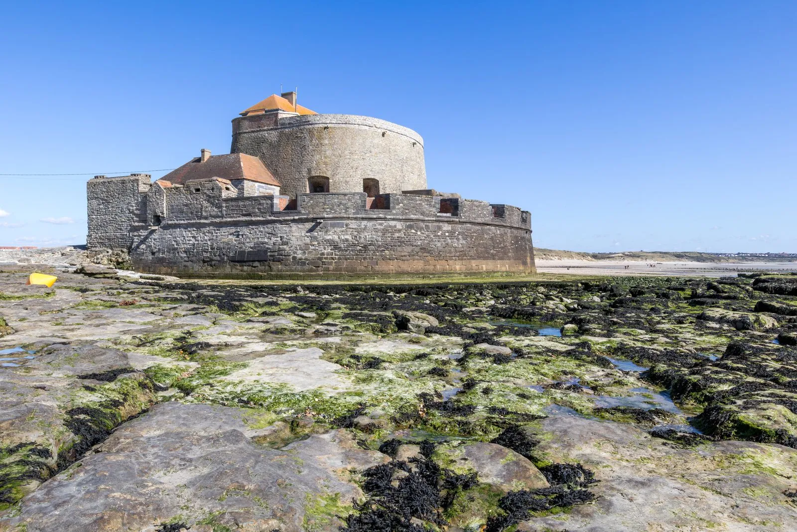 Das Fort Mahon von Ambleteuse, auf den Felsen bei Ebbe
