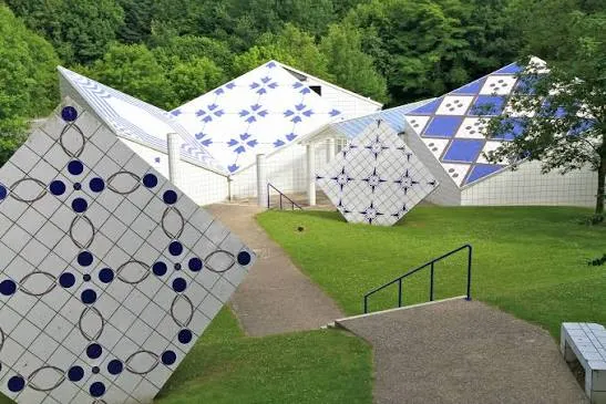Le musée de la Céramique de Desvres, ses façades couvertes de carreaux de faïence bleus et blancs