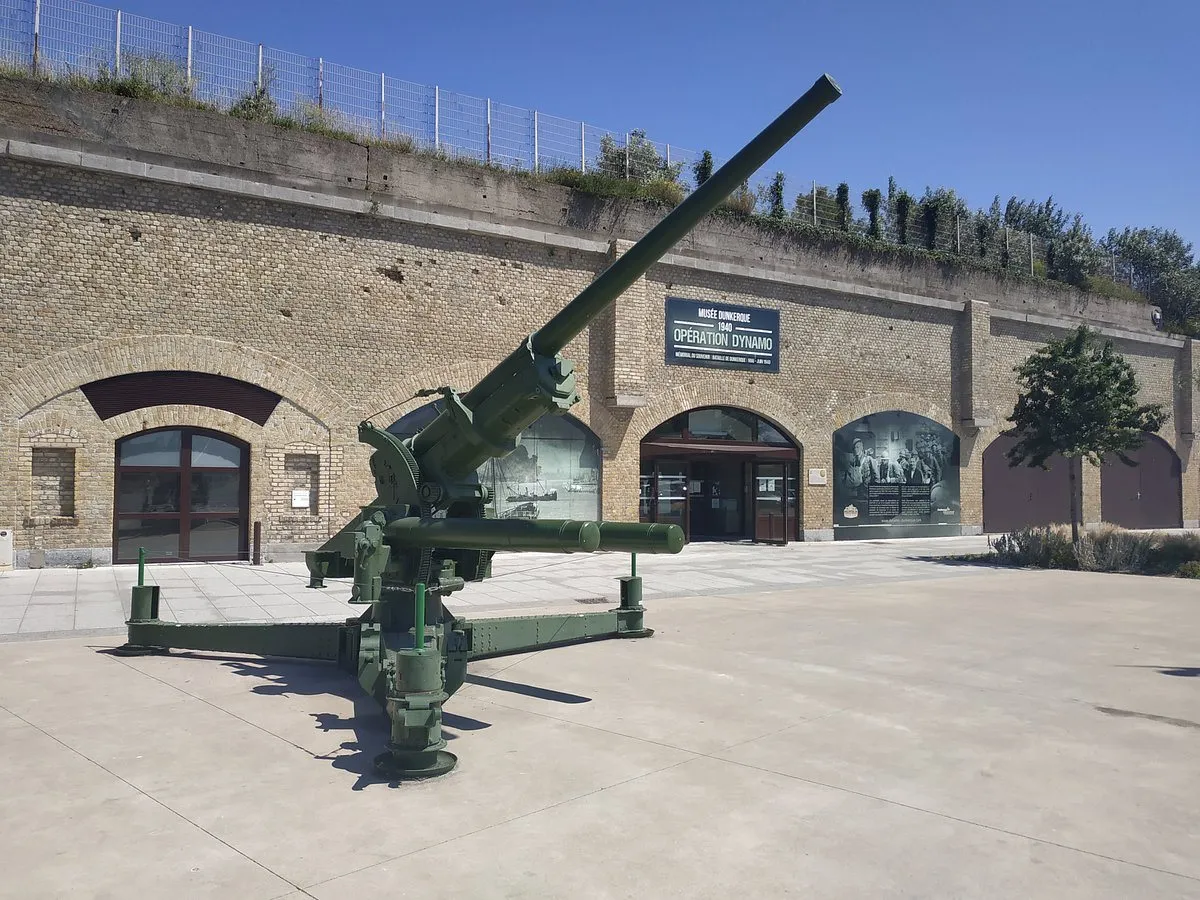 Eine Flugabwehrkanone vor dem Eingang des Museums, in den Kasematten des Bastion 32
