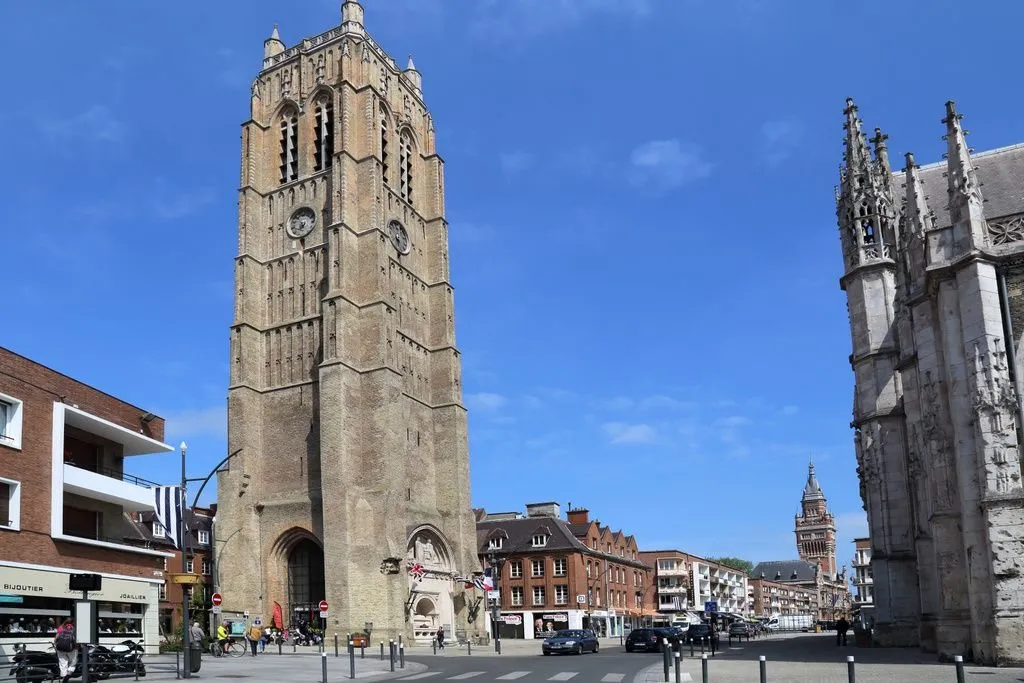 Le beffroi Saint-Éloi et l’église, séparés par la rue, à Dunkerque