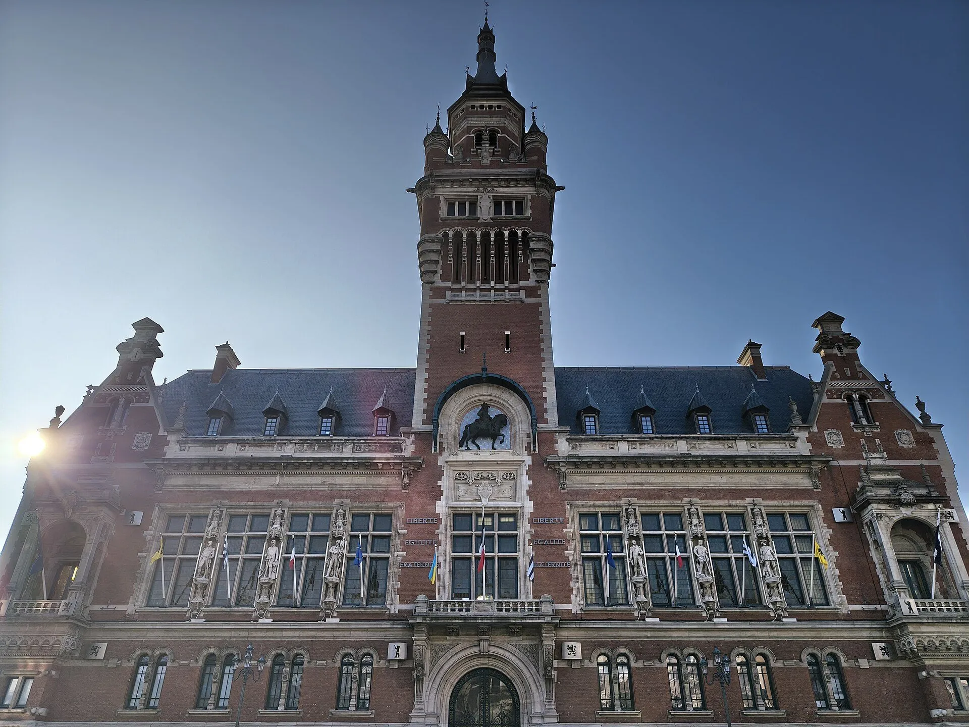 Dunkirk's town hall and its tower, built in 1901 in neo-Flemish style