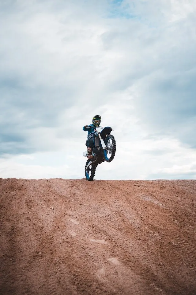 Een coureur die over het strand van Le Touquet raast