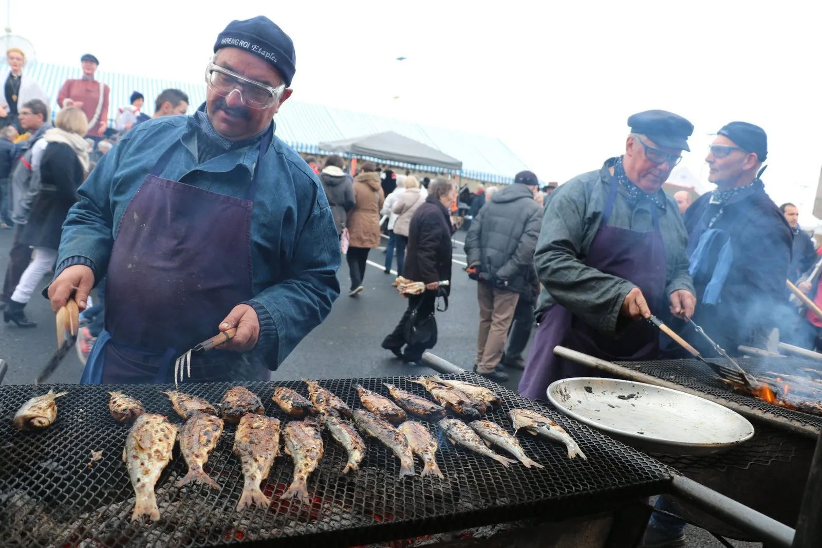 Les grillades de hareng et la foule de la fête