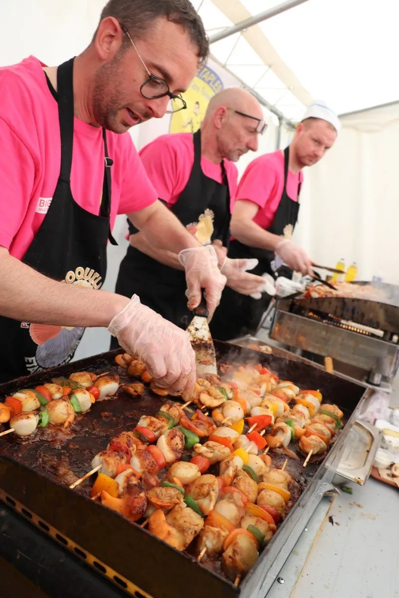 Die Zubereitung der Muscheln an einem Stand des Festes, in Étaples