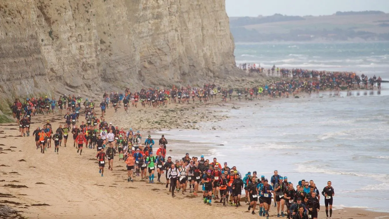 Het uitgerekte peloton langs het strand