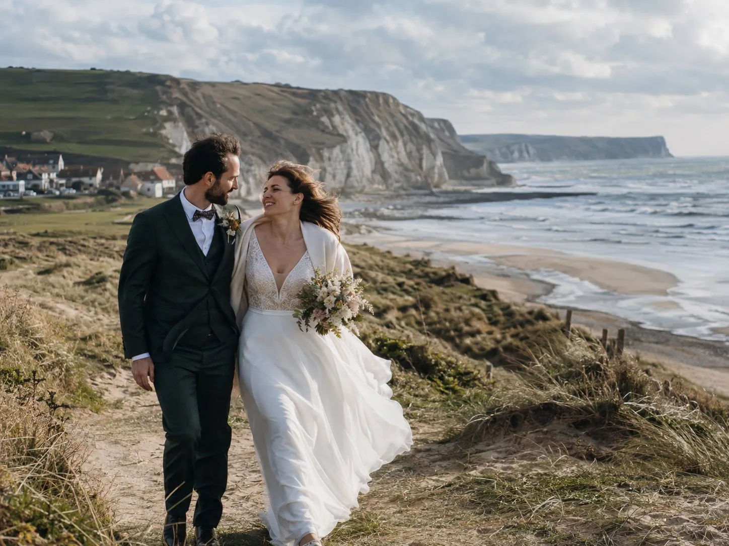 Les mariés sur le sentier de la falaise, face à la baie