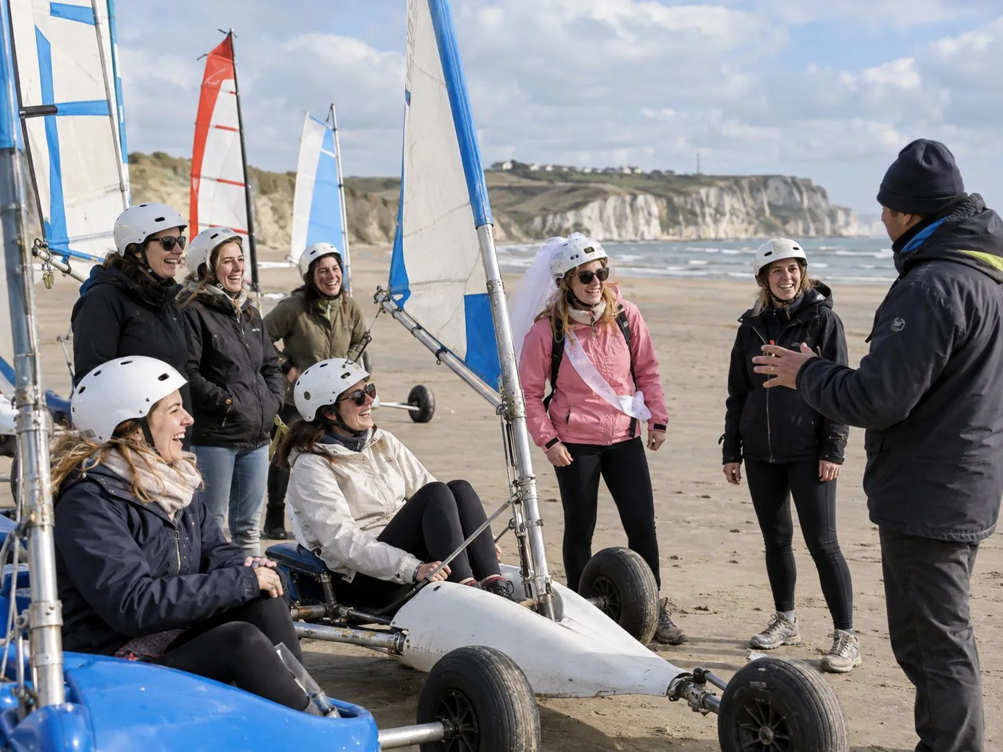 Une séance de char à voile sur la plage, casques sur la tête