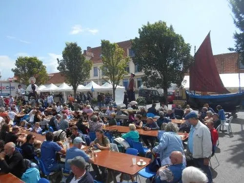 Het dorpsplein tijdens het flobartfeest