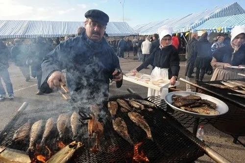 Des harengs sur le gril pendant la fête, à Étaples