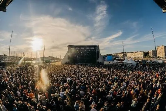 La scène du festival sous les fumigènes, face au public