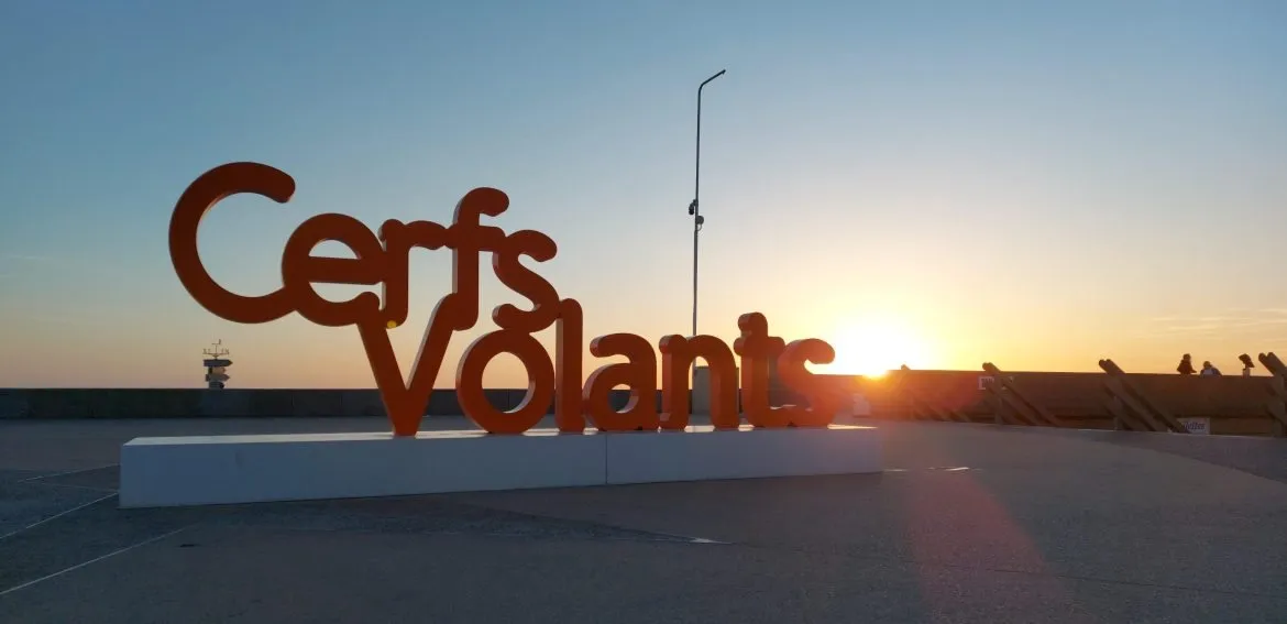 Das Schild « Cerfs-Volants » an der Strandpromenade von Berck, bei Sonnenuntergang