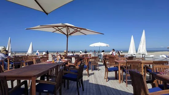 Une terrasse de restaurant face à la mer