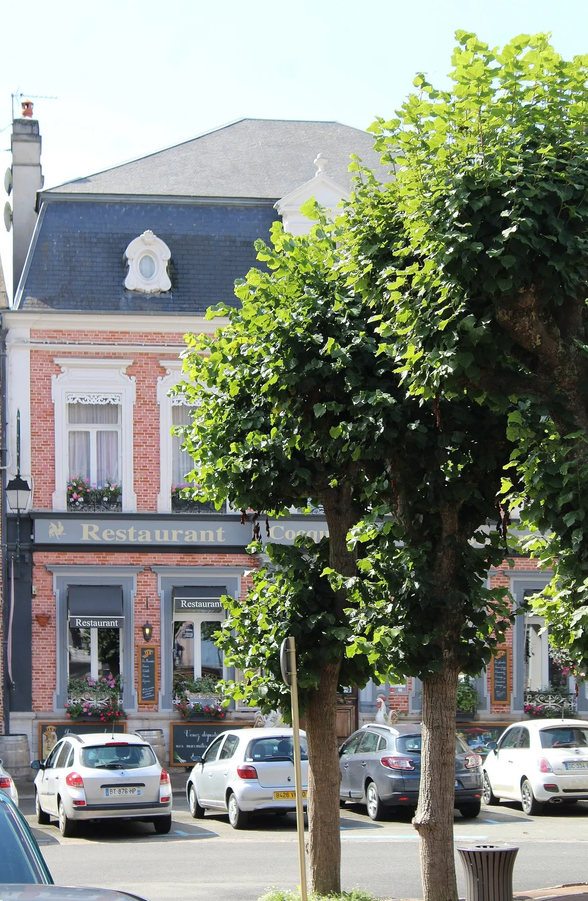 La façade du restaurant Cocquempot, à Montreuil-sur-Mer