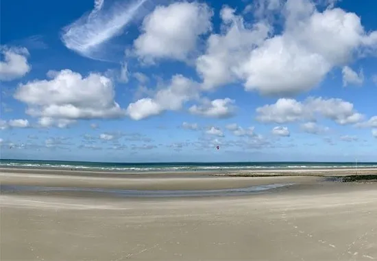 La plage de Wimereux à marée basse, au pied de la digue