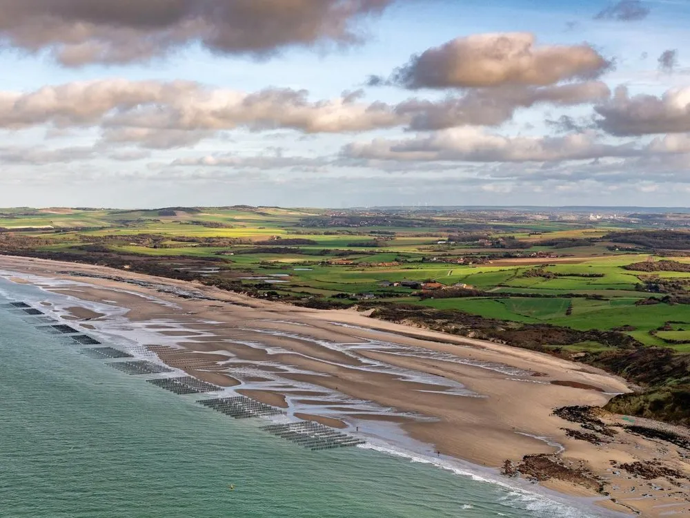 Het strand van Châtelet in Tardinghen, vanuit de lucht bij laag water