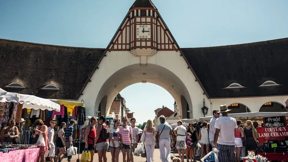 De poort van de overdekte markt van Le Touquet, op een marktdag