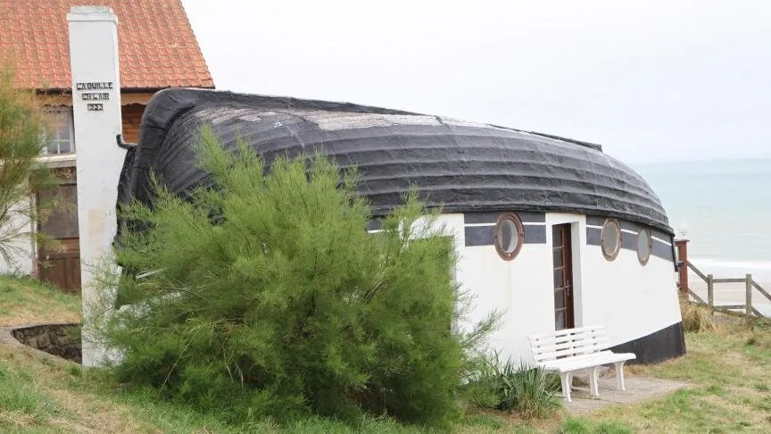 Een 'quille en l'air' van Équihen-Plage: een omgekeerde scheepsromp, omgebouwd tot huis