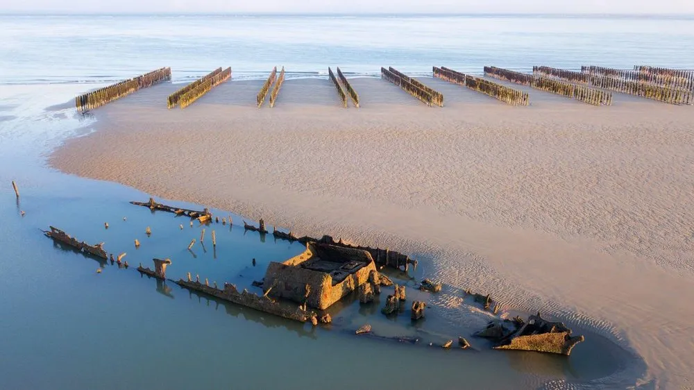 Het wrak van de Lord Grey op het zand, bij laag water