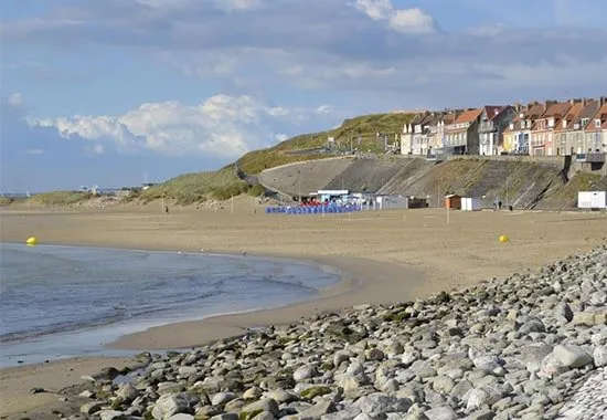 Het kiezel- en zandstrand van Le Portel, onder de klif