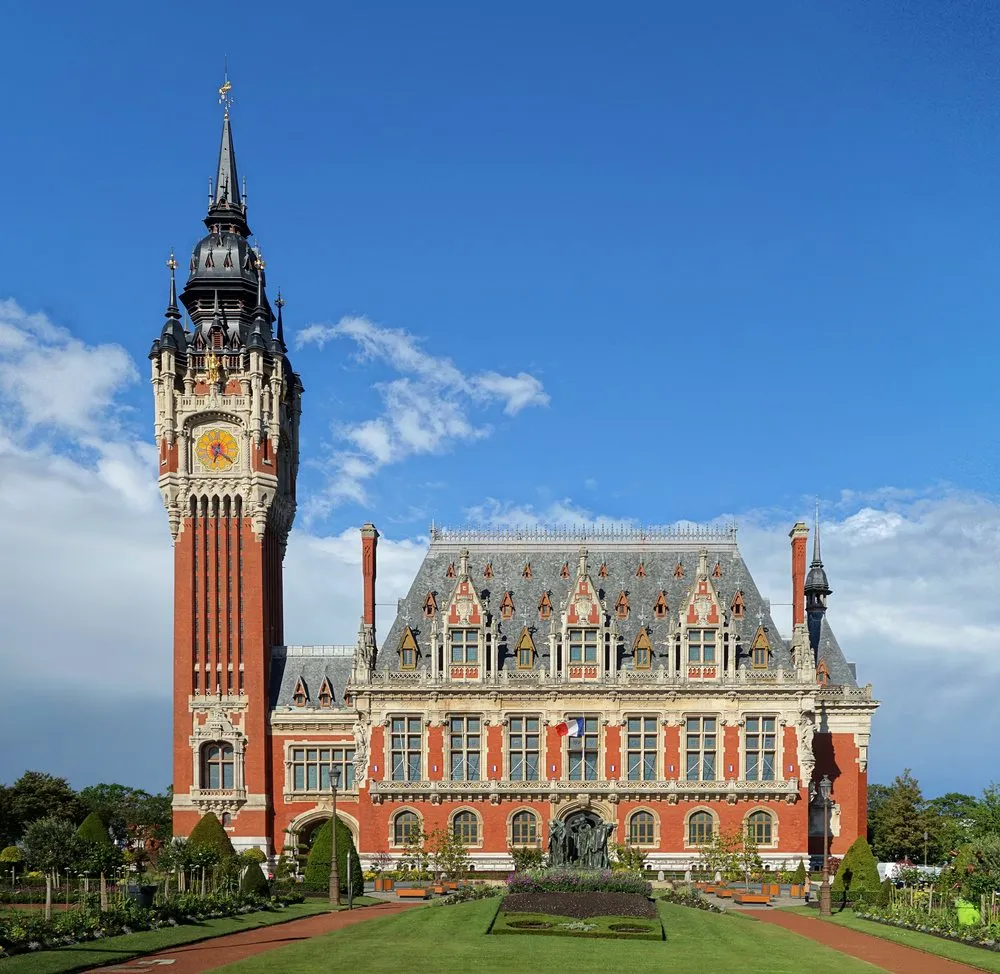 Das Rathaus von Calais mit seinem Belfried, unter blauem Himmel
