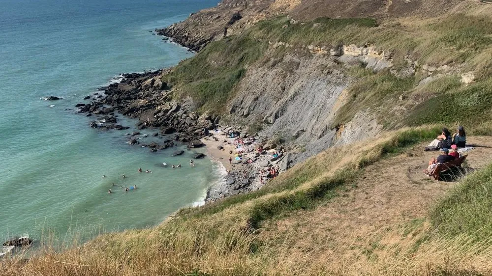 De inham La Crevasse gezien vanaf de klif, in Équihen