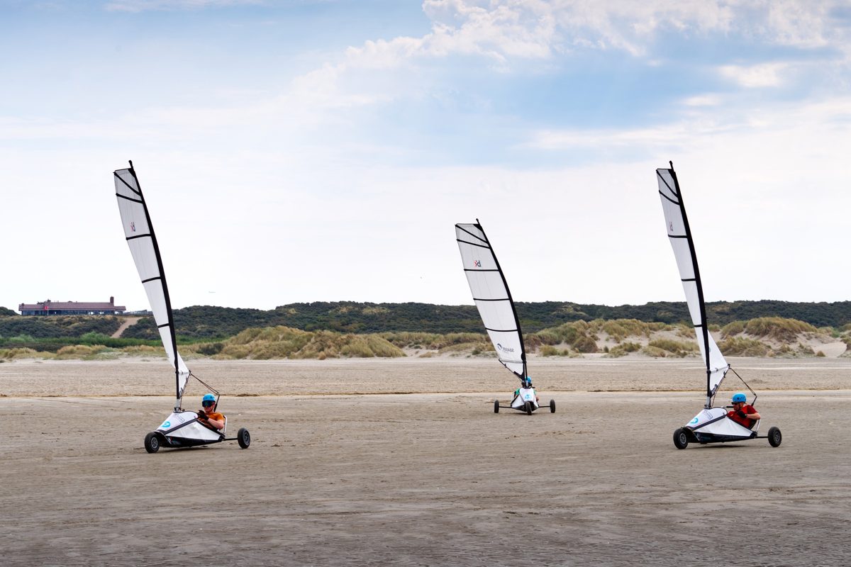 Strandsegeln an einem Strand der Opalküste