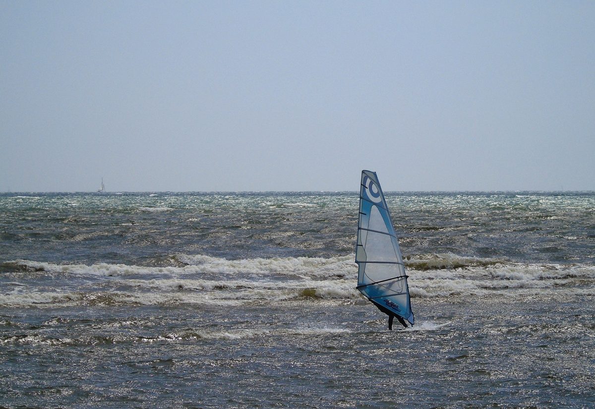 windsurfen an einem strand der opalküste