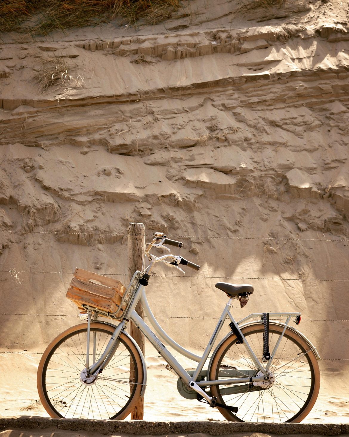 vélo devant une dune de la cote d'opale